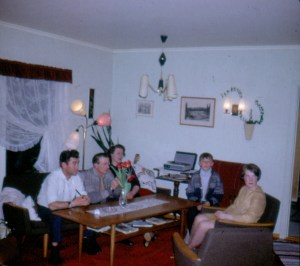 1968 - hjemme - far, Johan og Gunhild, Roar, Tone Fra venstre: Far, Johan, Gunhild, Roar, Tone