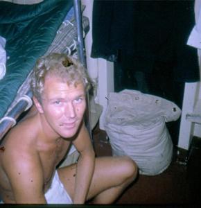 Min kollega på KNM Vosso. Han sitter i nederste køye på banjeren og lener seg mot andre køyeetasje. 
