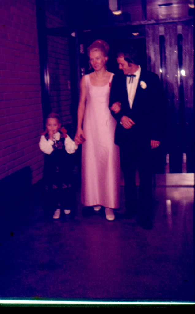 Forloverne Elsie Wallenborg og Svend Kristian Hoff. Ellen Stiklestad (Inger Johannes niese) sammen med Elsie