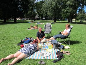 2010 07 23 - Sofienbergparken i Oslo 7 - Isabelle, Terje, Inger Johanne - R Sofienbergparken i Oslo 7 - Sofia fotograferer Isabelle, Terje, Inger Johanne