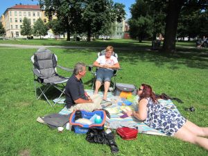 2010 07 23 - Sofienbergparken i Oslo 8 - Terje, Inger Johanne, Isabelle - R Sofienbergparken i Oslo - Sofia fotograferer Terje, Inger Johanne, Isabelle
