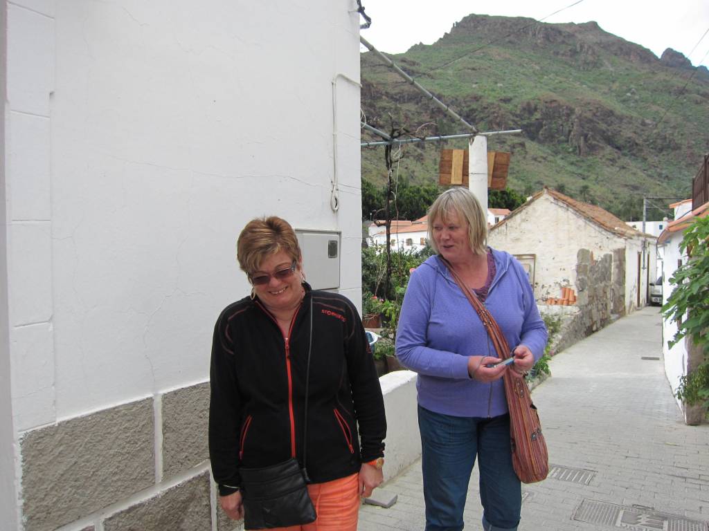 Inger Johanne og Gro morer seg i Fataga.