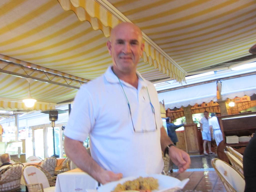 Vår servitør på Tropical