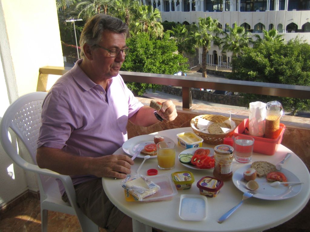 Terje spiser frokost