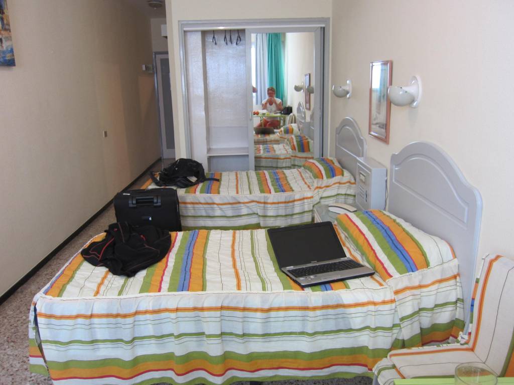 Smalt med adskilte senger. 