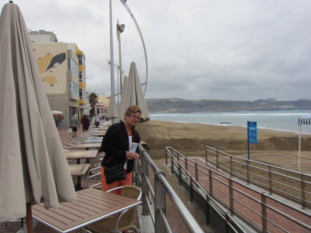 Ikke så mange badende på Las Canteras, nei.