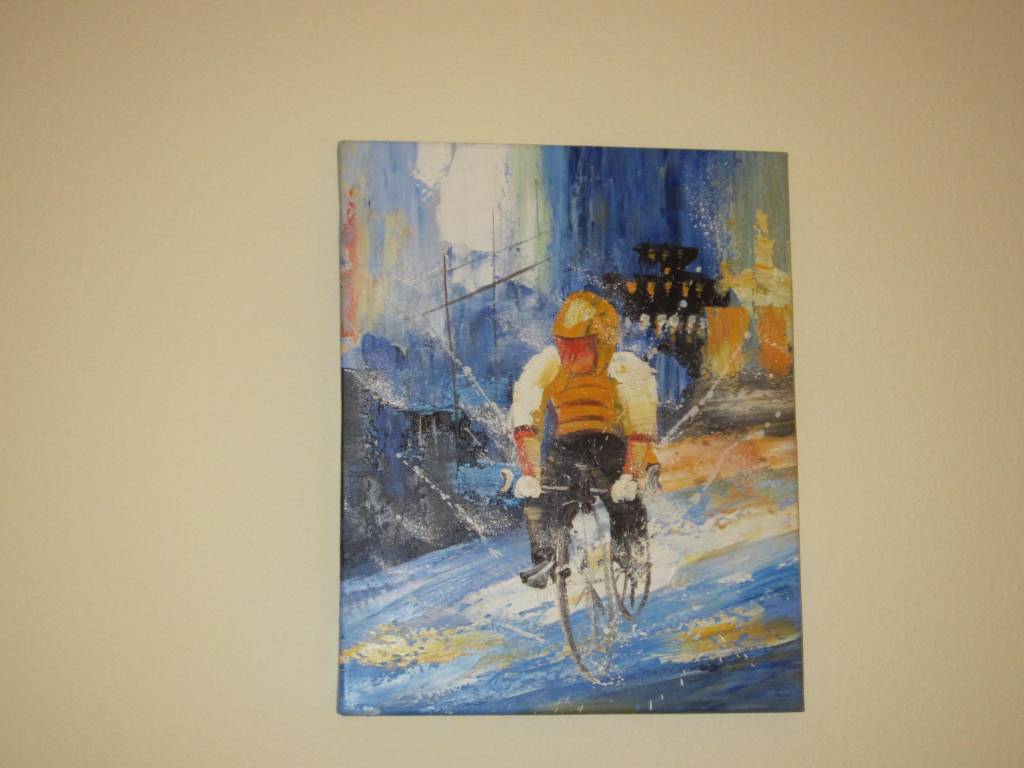 En syklende skikkelse, apekatt eller menneske, kunst eller lokalpatriotisme?