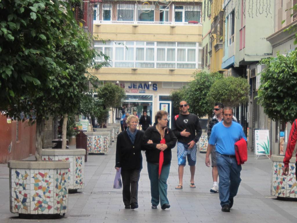 Fastboende og turister.