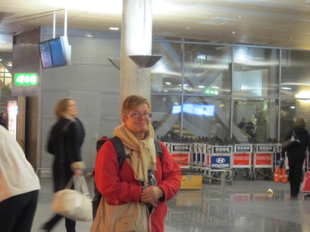 Inger Johanne smiler tappert inne på Gardermoen før vi skal ut og møte kulda.