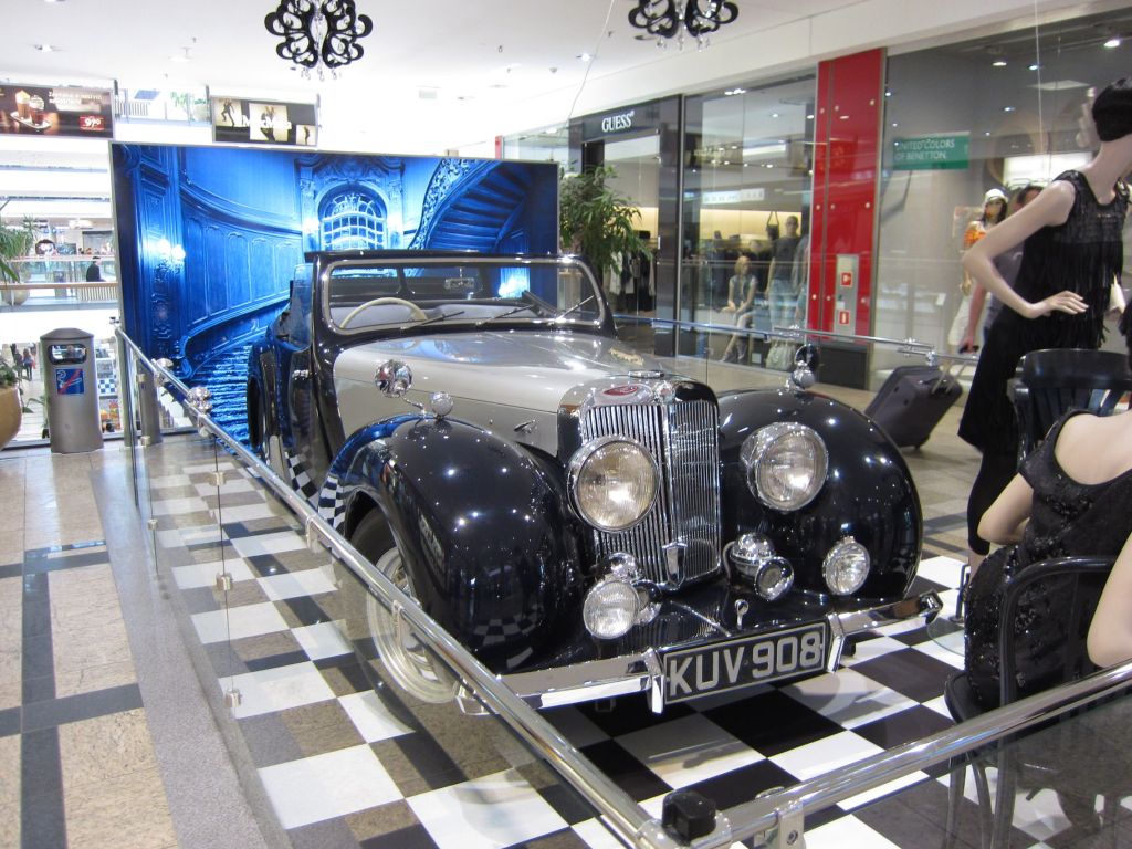 Dekorasjon i Galeria Krakowska. Denne og mange flere.