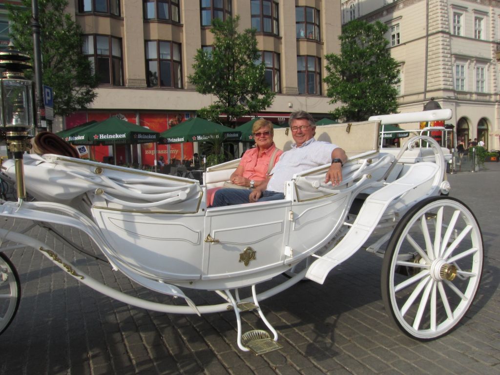 En standsmessig tur i byen med hest og vogn.