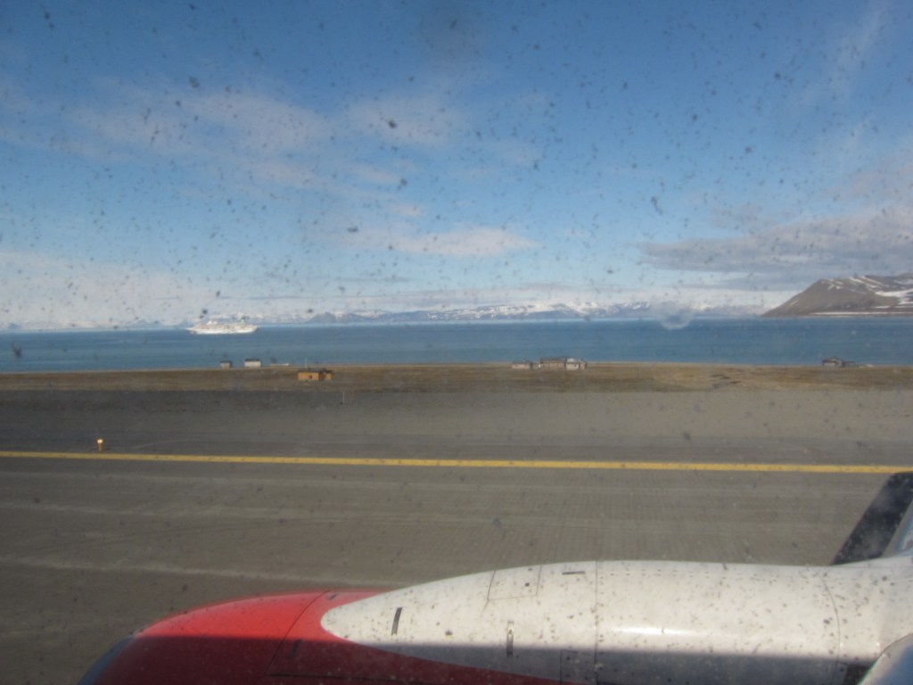 2011 06 20 - Svalbard - Terjes bilder (11) - Vi lander på Svalbard Lufthavn Longyearbyen Lufthavn. Det er ikke så mye snø.