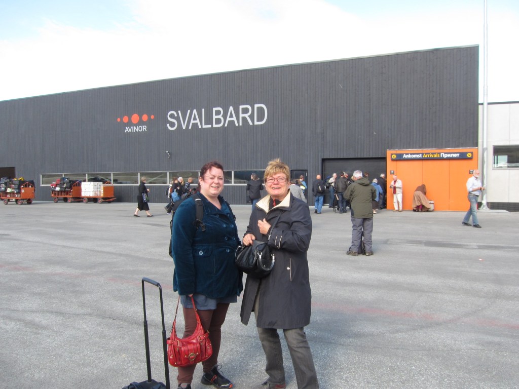 2011 06 20 - Svalbard - Terjes bilder (15) - Isabelle og Inger Johanne har kommet ut av flyet Endelig framme. Isabelle og Inger Johanne.