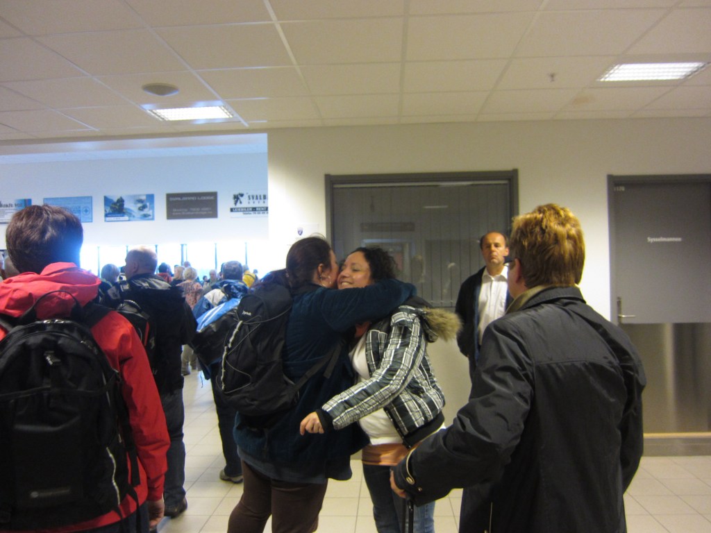 2011 06 20 - Svalbard - Terjes bilder (18) - Sofia tar imot oss inne på Lufthavna Klemming og fotografering. Isabelle, Sofia og Inger Johanne med ryggen til.