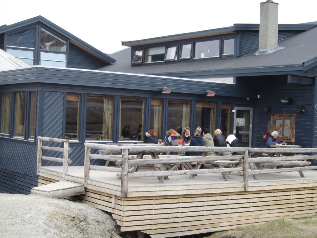 Baren Svalbar. Mange sitter ute selv om temperaturen er langt under ti grader.