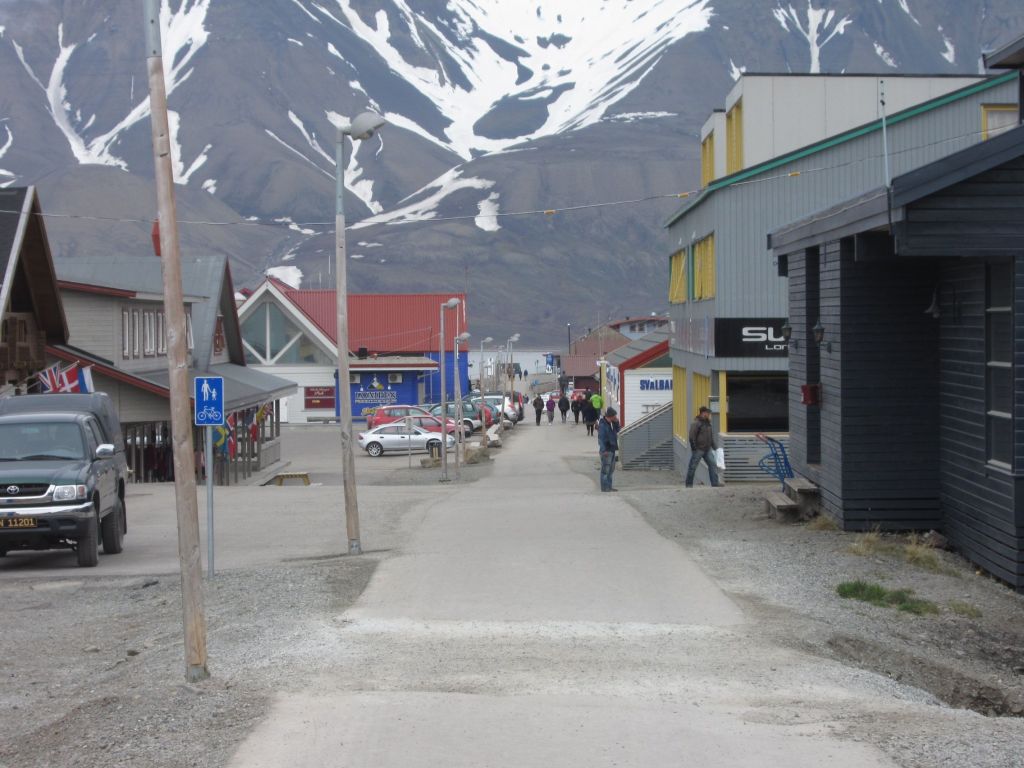 Det "mysser" av folk i gå gata. (foto Terje Rønning)