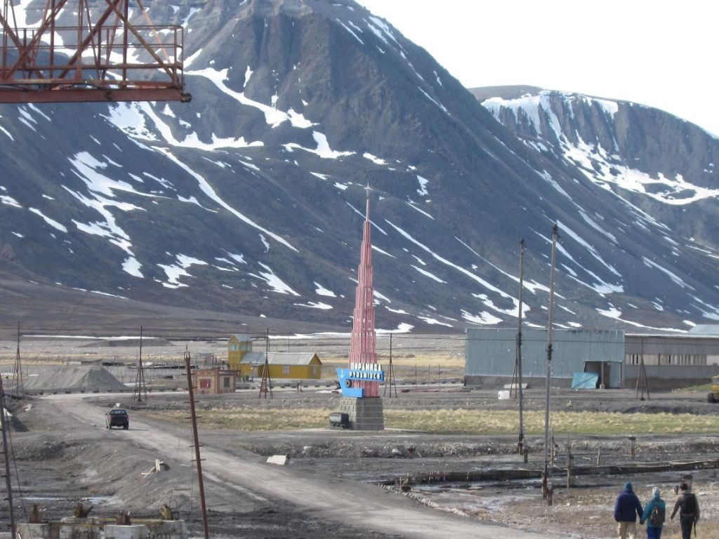 Pyramiden på Svalbard: Første stopp er skultpuren som er formet som en pyramide (foto Terje Rønning).