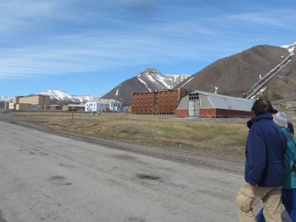 Pyramiden på Svalbard: Noen av bygningene med veksthuset nærmest (foto Terje Rønning).