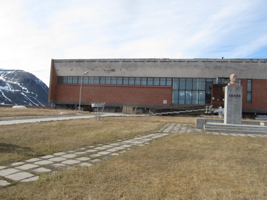Pyramiden på Svalbard: Halvparten av sportshallen med Lenin til høyre i bildet (foto Terje Rønning).