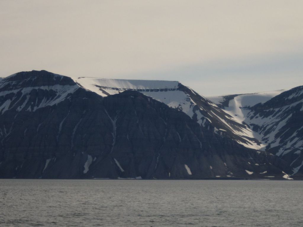 Billefjorden på Svalbard: De skålformede fjellsidene finnes overalt (foto Terje Rønning)