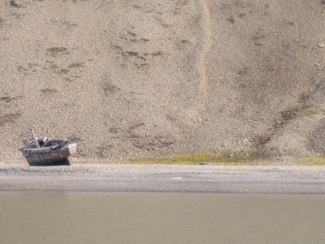 En strandet båt. (foto Terje Rønning).