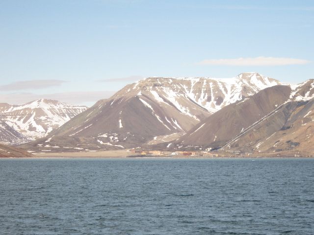 Vi ser Pyramiden i det fjerne. (foto Terje Rønning).