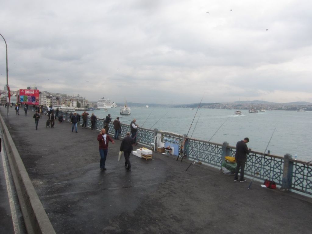 2011 10 12 - (50) - Istanbul - Galatabroen der fiskerne står tett i tett (kopi)