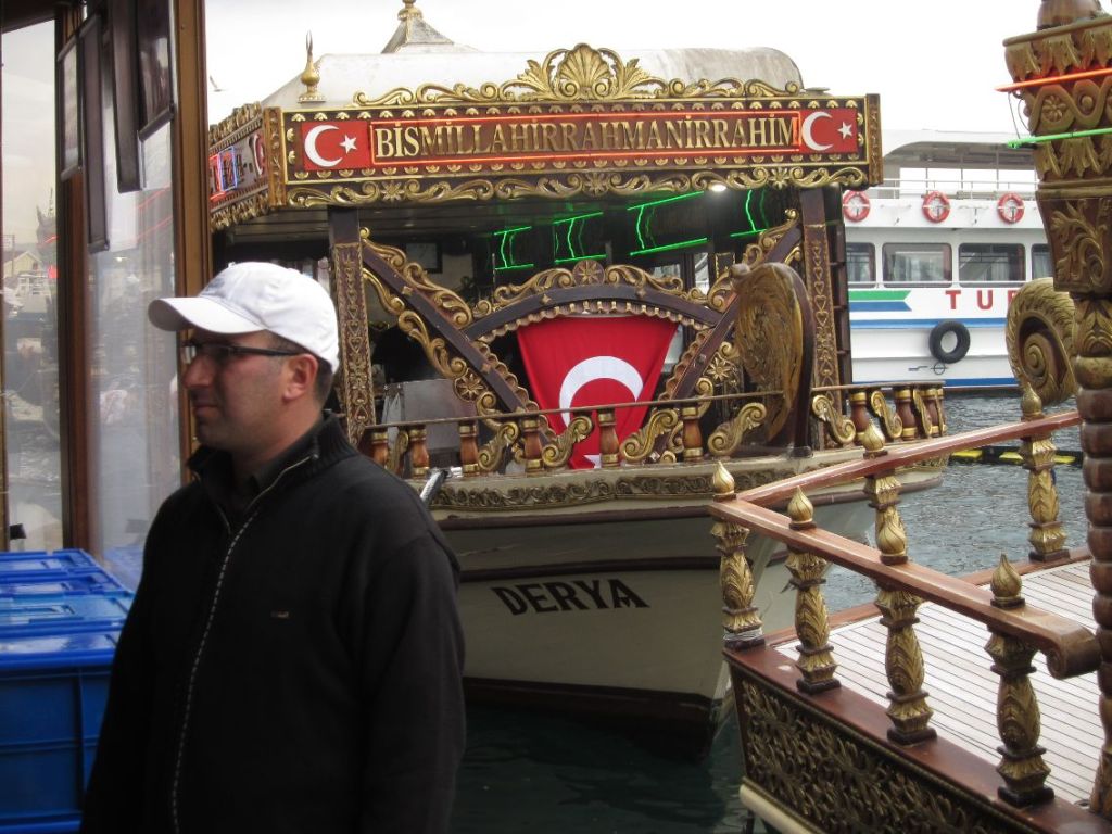 2011 10 13 - (193) - Istanbul - Bosporus - Båter som selger frityrstekte fiskedelikatesser (kopi)