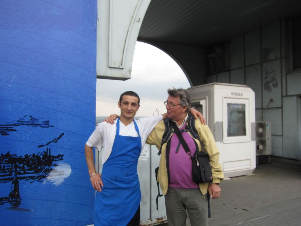 2011 10 13 - (215) - Istanbul - Galatabroen - Servitøren vil være kamerat (kopi)