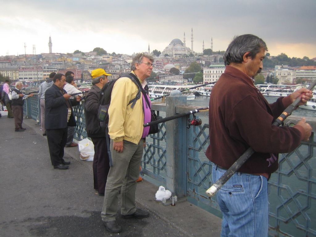 2011 10 13 - Inger Johannes bilder (10) - Istanbul - Galatabroen - Fiskerne er travelt opptatt (kopi)
