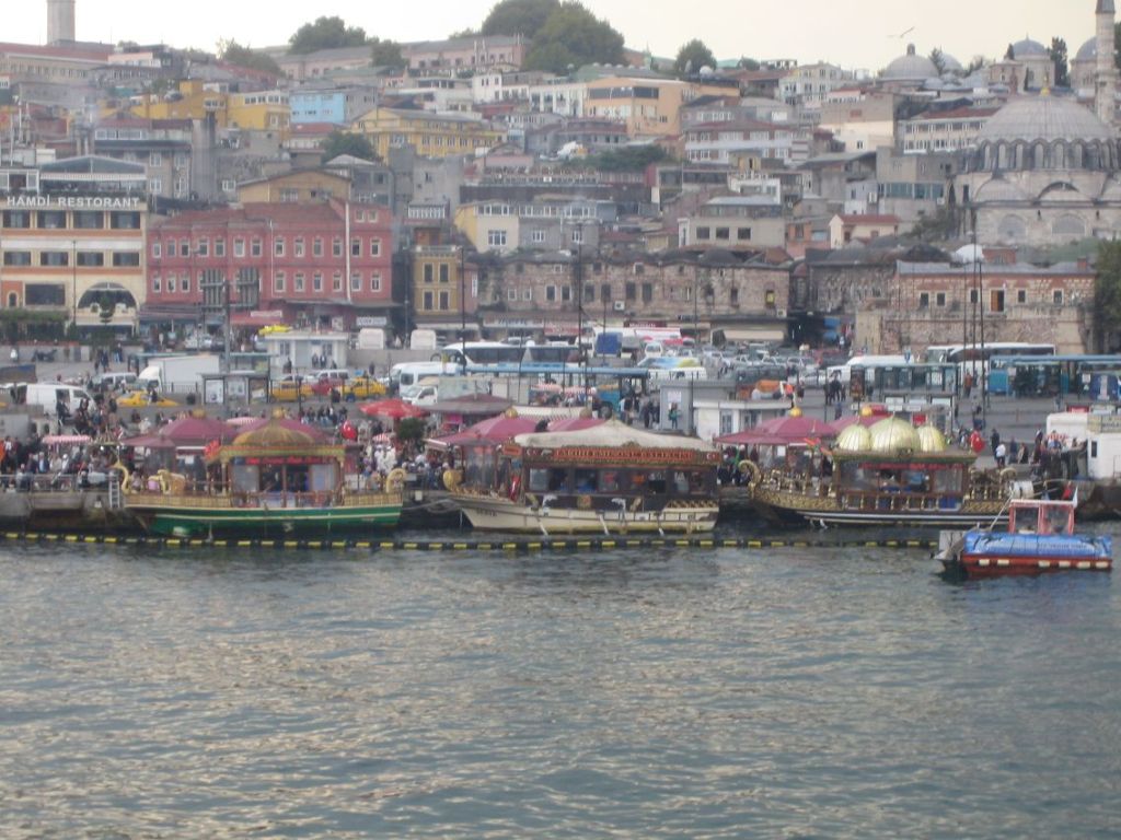 2011 10 13 - Inger Johannes bilder (12) - Istanbul - Galatabroen - Båtene som selger stekt fisk som håndmat (kopi)