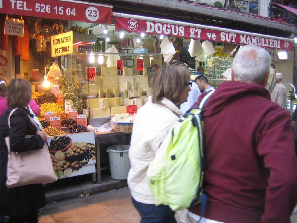 2011 10 13 - Inger Johannes bilder (13) - Istanbul - Galatabroen - Det egyptiske markedet som selger lokale delikatesser og krydder (kopi)