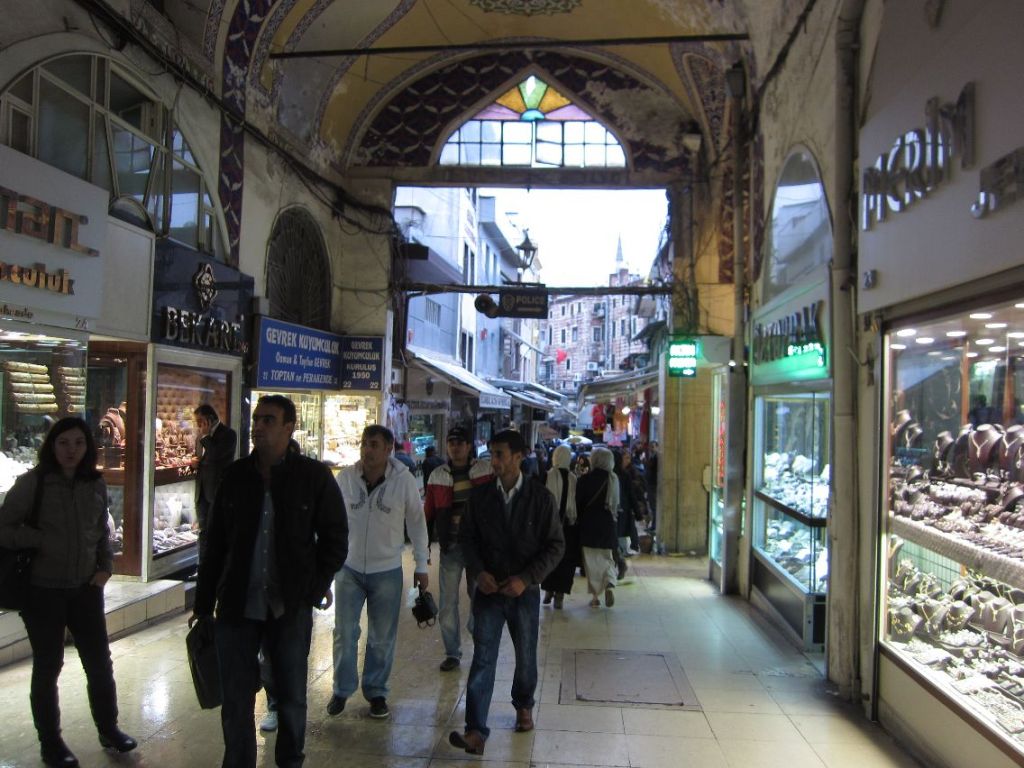 2011 10 15 - (11) - Istanbul - Grand Bazaar, et enormt antall butikker under samme tak fra 1461 (foto Terje Rønning)