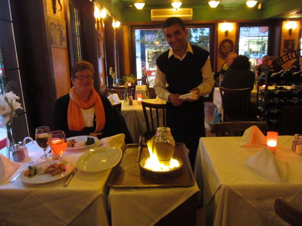 2011 10 15 - (18) - Istanbul - En helt spesiell rett tilberedt ved bordet. Det brenner mer (foto Terje Rønning)