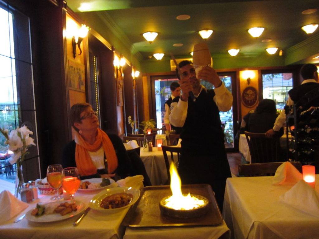 2011 10 15 - (22) - Istanbul - En helt spesiell rett tilberedt ved bordet. Keramikken sprekker med et poff (foto Terje Rønning)