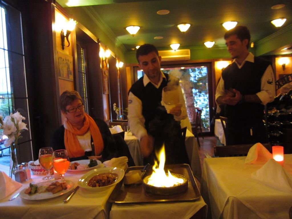 2011 10 15 - (23) - Istanbul - En helt spesiell rett tilberedt ved bordet. Det ryker fra keramikken (foto Terje Rønning)