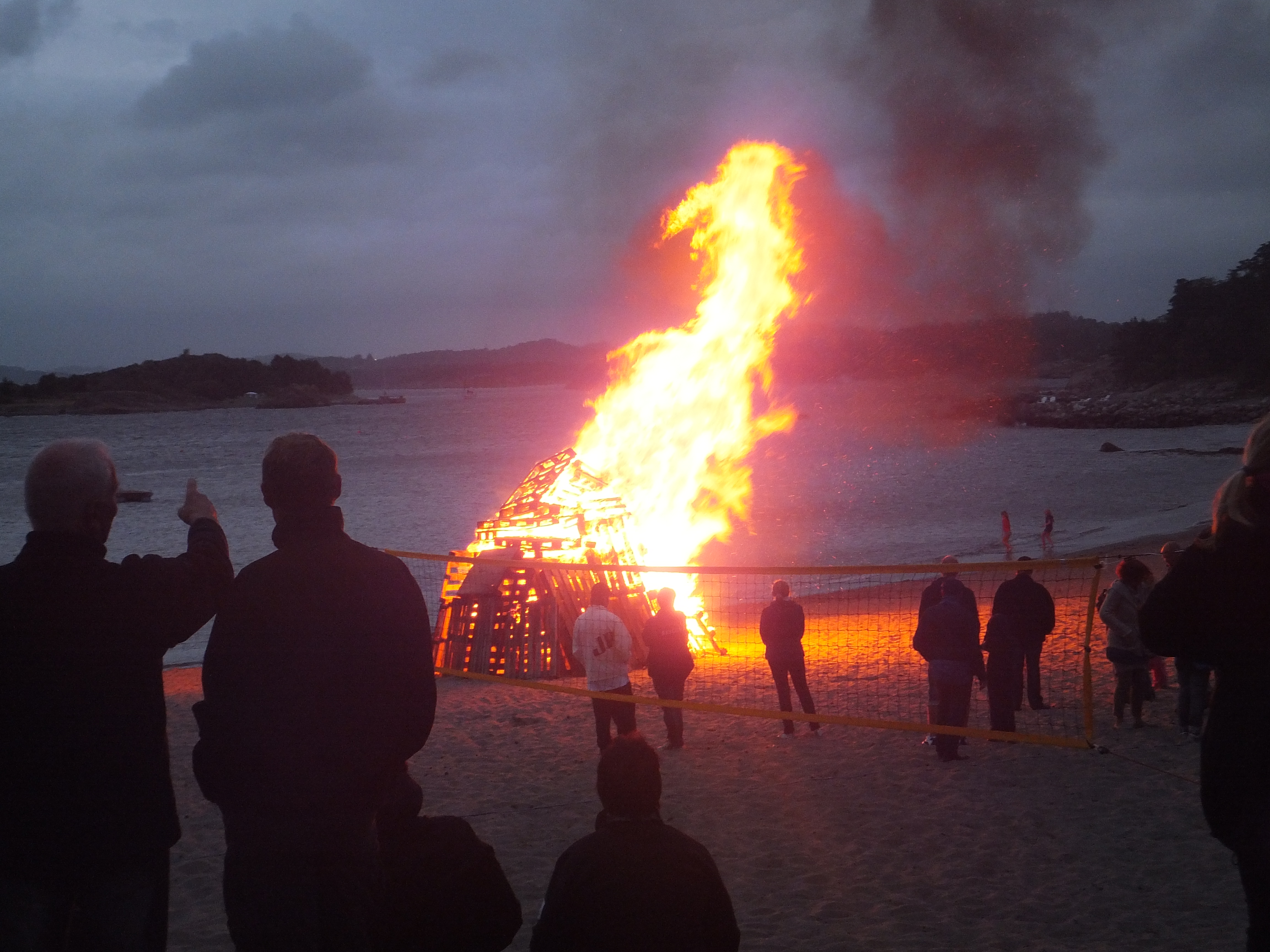 2012 06 23 - 017 - sankt-hans på Vøra badestrand - bålet Sankt Hans på Vøra Badestrand