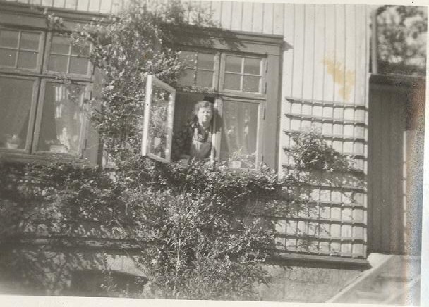2019 06 30 - mormor i vinduet på Solli