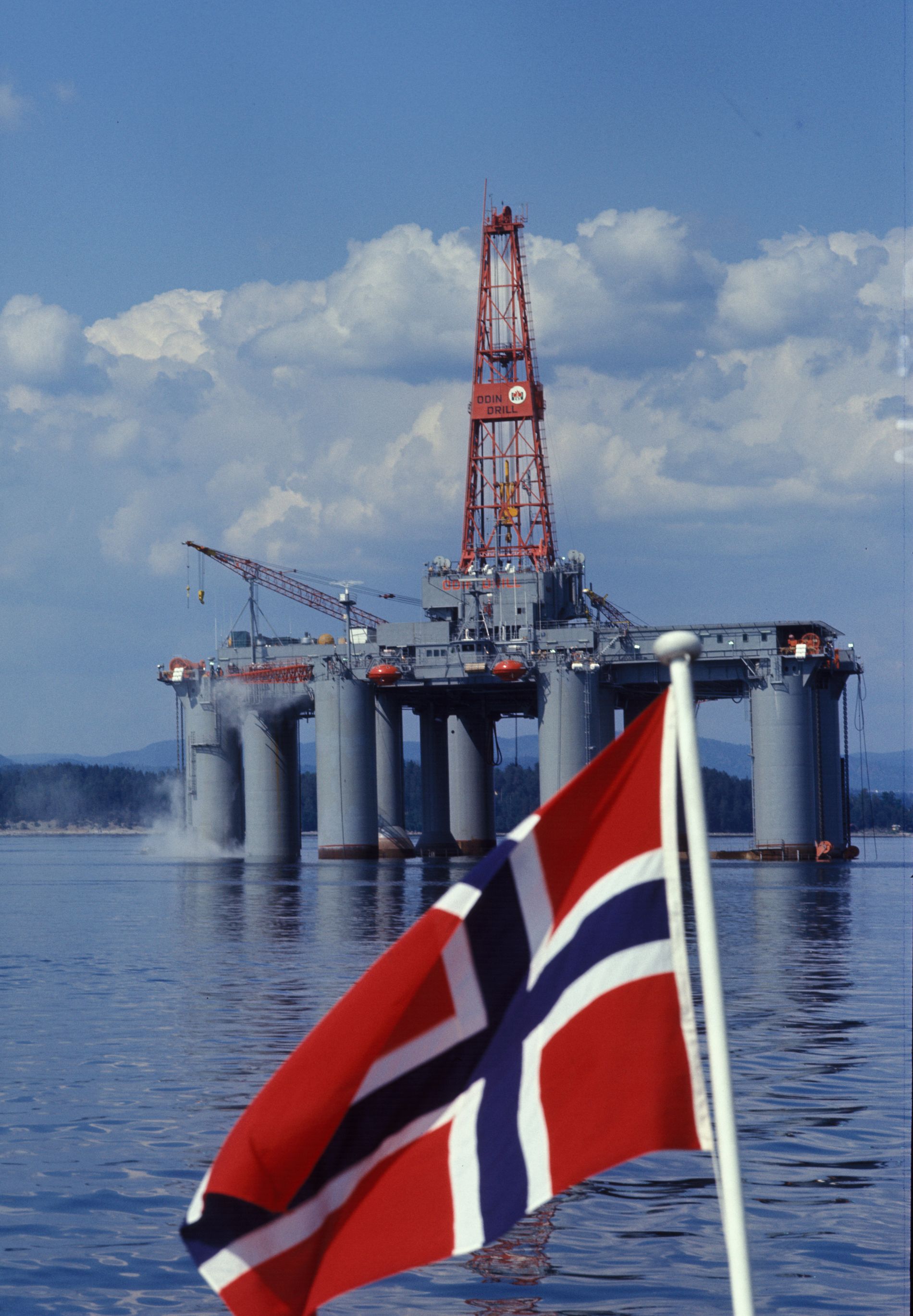 2019 09 12 - oljeplattform med norsk flagg